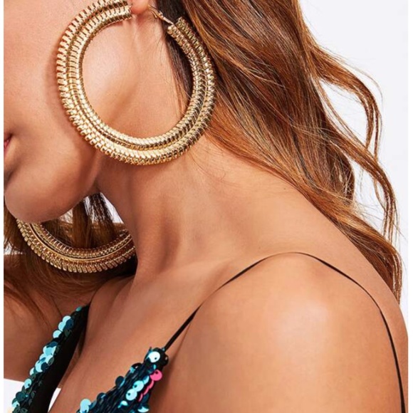 NWT--LARGE GOLD TONE HOOP EARRINGS - Picture 2 of 5